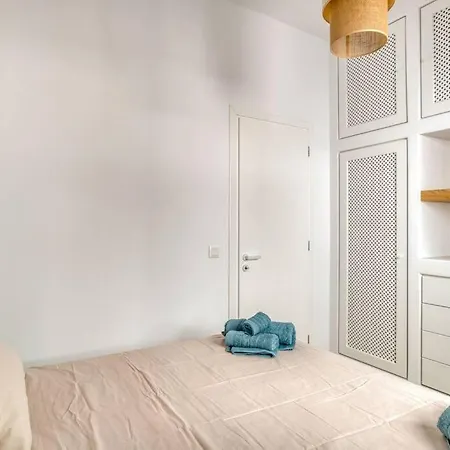 Kamara House - 200m From Port *