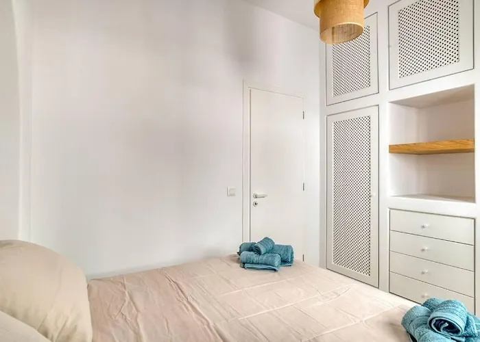 Kamara House - 200m From Port *